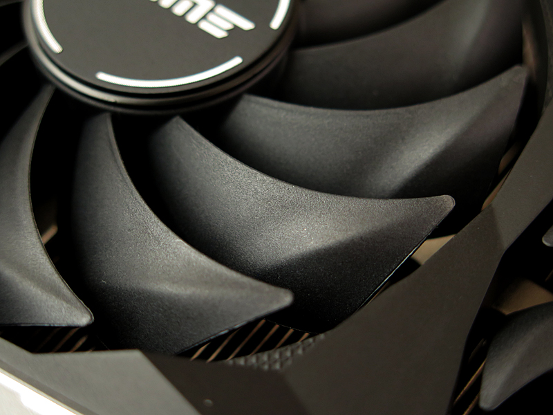 ファンのブレードも工夫された形状になっている