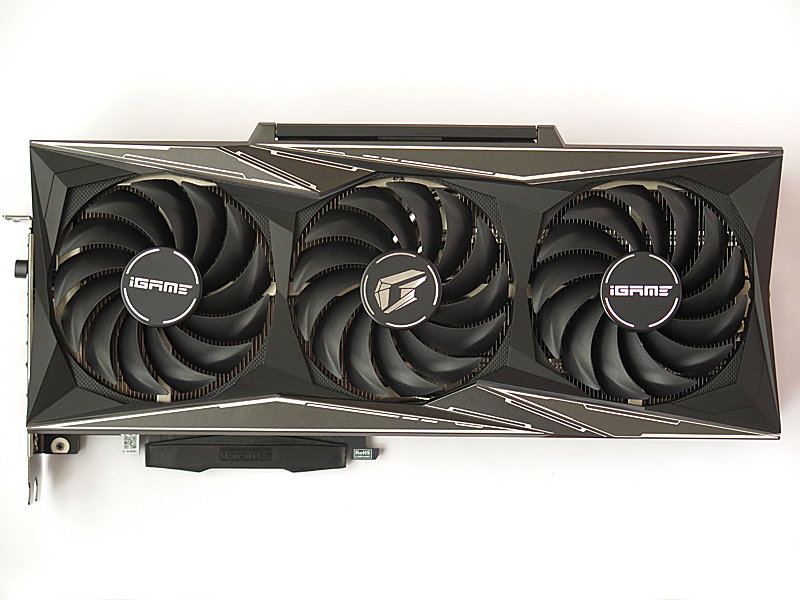 本体正面。大きいGPUクーラーが目立つ