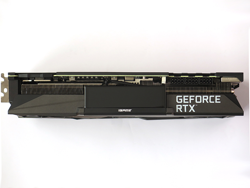 実質3スロット占有する大型GPUクーラーを採用