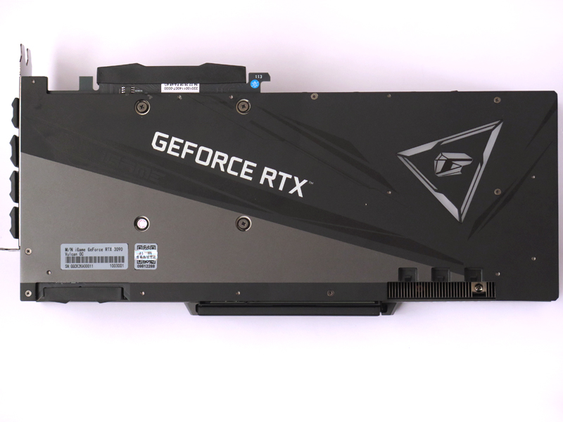 背面は大型バックプレートで補強されている