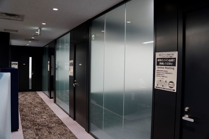 会議はできるだけオンラインでするように求められているため、会議室はガランとしている