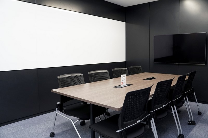 何の変哲もない会議スペース。この会議室を使わず、突発的に執務エリアで行われることで機動性の高さが発揮される