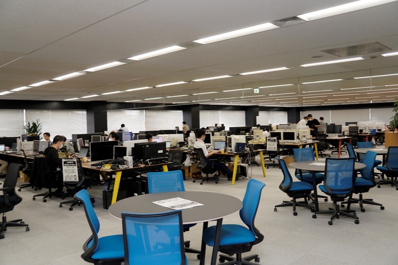 執務エリアは完全なフリースペース。慣れるには半年かかるといわれているが、そうでもなかったという。打ち合わせスペースもたくさんある