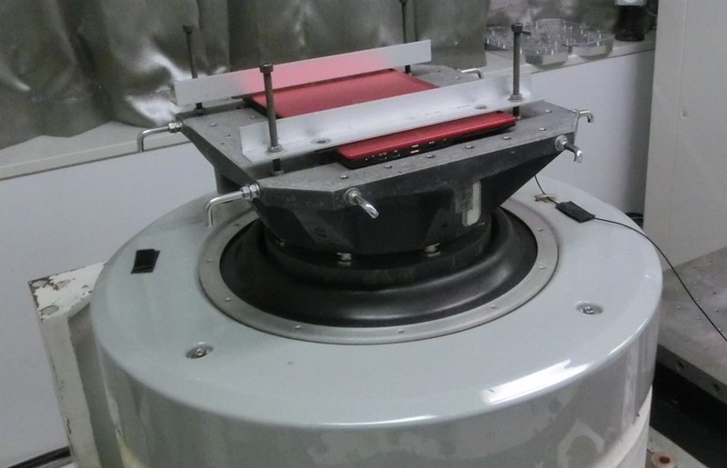 ノートパソコン本体に一定の振動を与え続ける試験装置