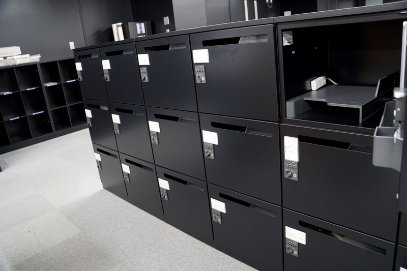 ノートパソコンを入れることを前提に設計された個人ロッカー