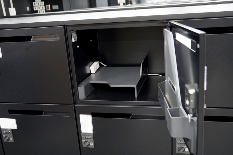 個人ロッカーの中にはコンセントも設置され、夜間にノートパソコンを充電しておける