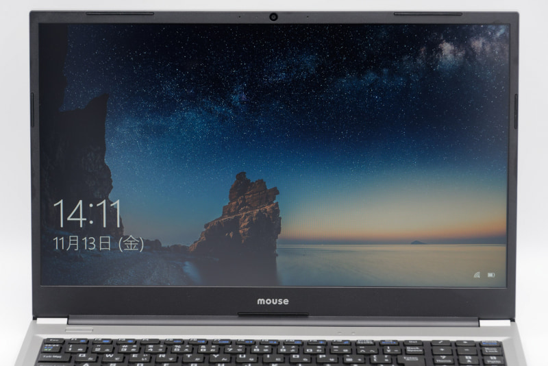 ディスプレイはフルHDの非光沢液晶