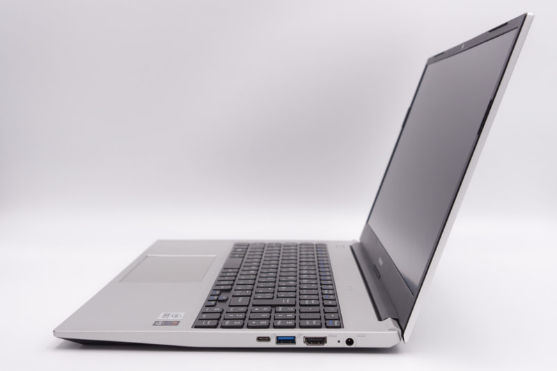 右側面にはDC入力、USB 3.1 Type-AおよびType-C。HDMI出力もある