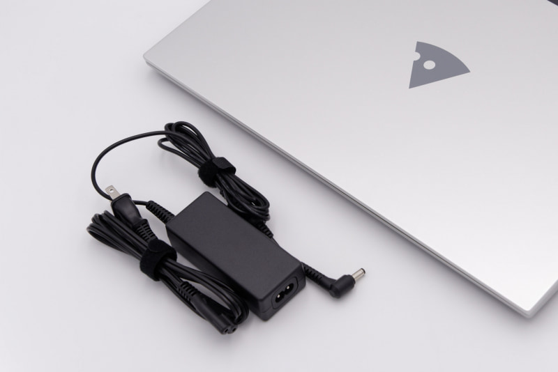 コンパクトなACアダプタも付属するので、USB充電器がなくてももちろん問題ない