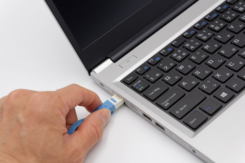 半分カバーされているようなLANポートだが、片手で差し込める