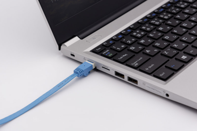 取り外すときにはコネクタの爪を押すために本体を持ち上げなければならないが、薄型ノートパソコンのコネクタを引き出すタイプより脱着の手間は少ない