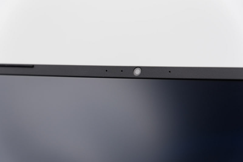 ディスプレイ上部に備えるWebカメラと、その左右にあるデュアルアレイマイク