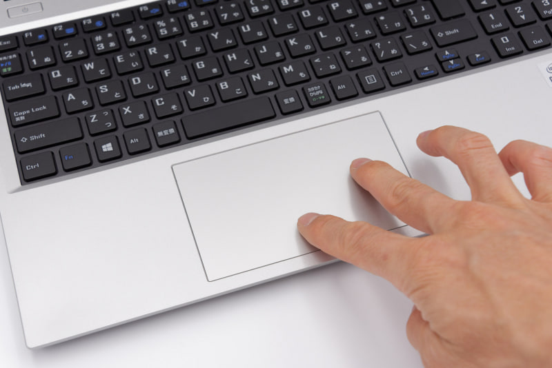 タッチパッドは2本指でのスクロールやピンチイン・アウト、3本指でのタスク切り替えといったジェスチャーにも対応