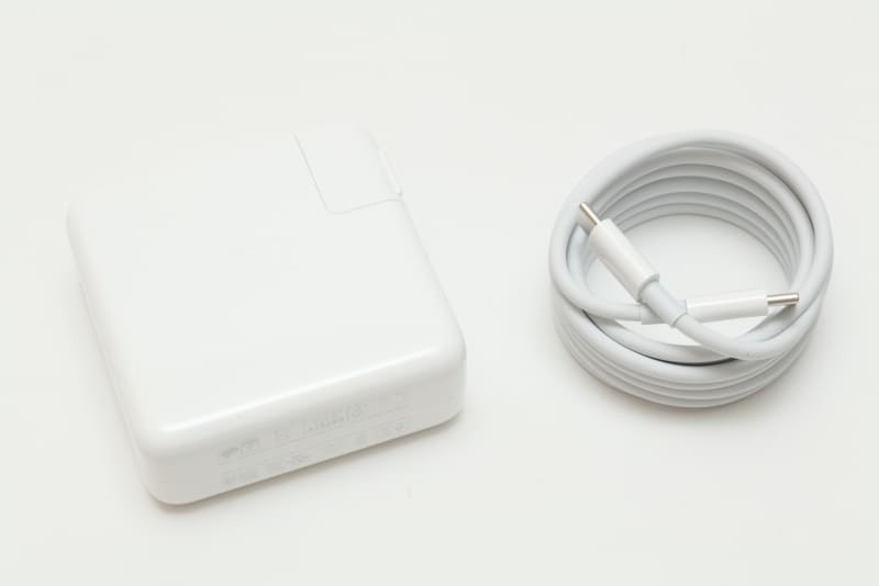 同梱物には、61W USB-C電源アダプタ、USB-C充電ケーブル(2m)が付属