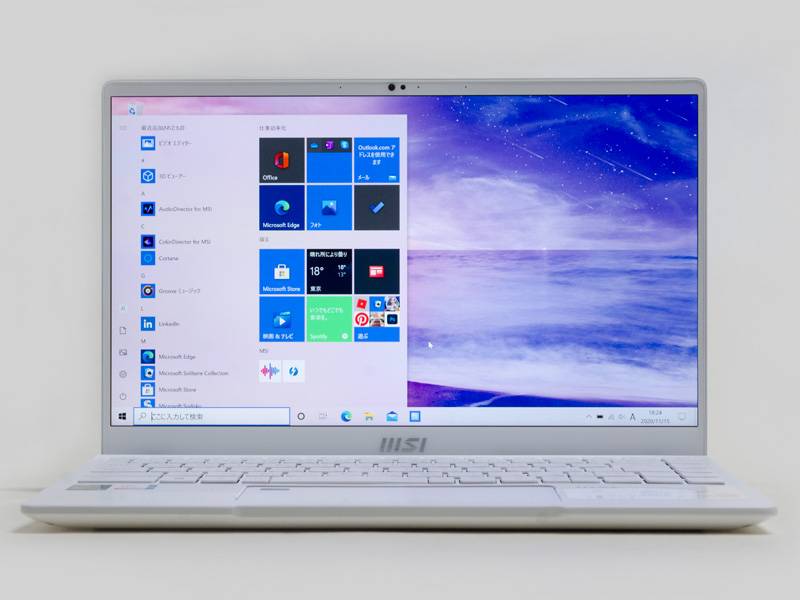パネル中央上に顔認証対応のWebカメラ。上左右はそれなりに狭額縁