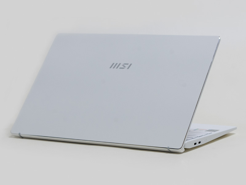 斜め後ろから。天板は綺麗なホワイト。全体的に指紋跡が目立ちにくい