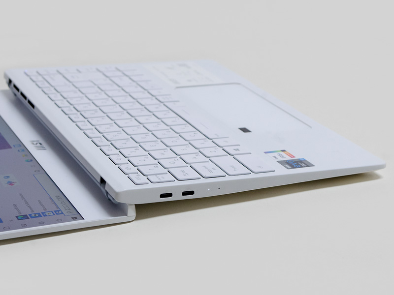 左側面。Type-C×2、ステータスLED。パネルは180度傾けることができる