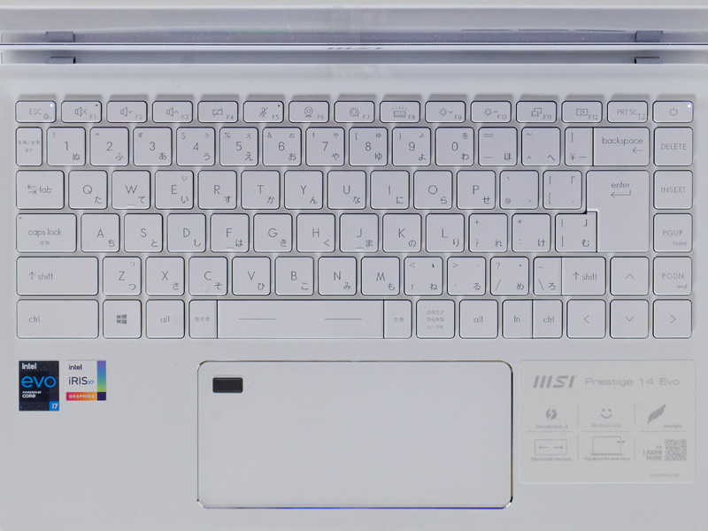 キーボードはテンキーなしの日本語キーボード。[Enter]キーの外側にキーがあるのは好みがわかれるところ。タッチパッドの左上に指紋センサー