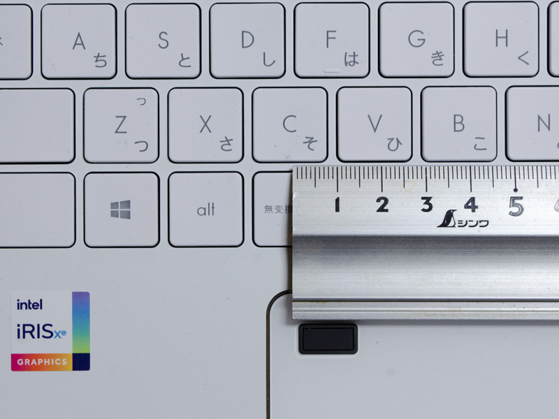 キーピッチ。実測で約19mm。[半角/全角]、[\]、[ろ]、[無変換][変換]、右側の[Fn][Ctrl]などのピッチが狭くなっている