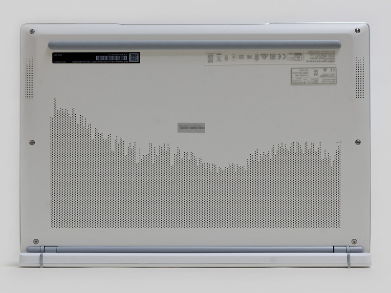 底面。前後にバー式のゴム足。手前左右のスリットにスピーカー