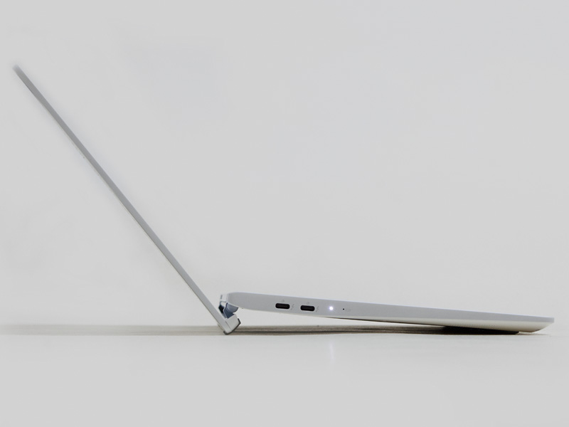 パネルの下が足代わりになり、キーボードが結構傾いているのがわかる