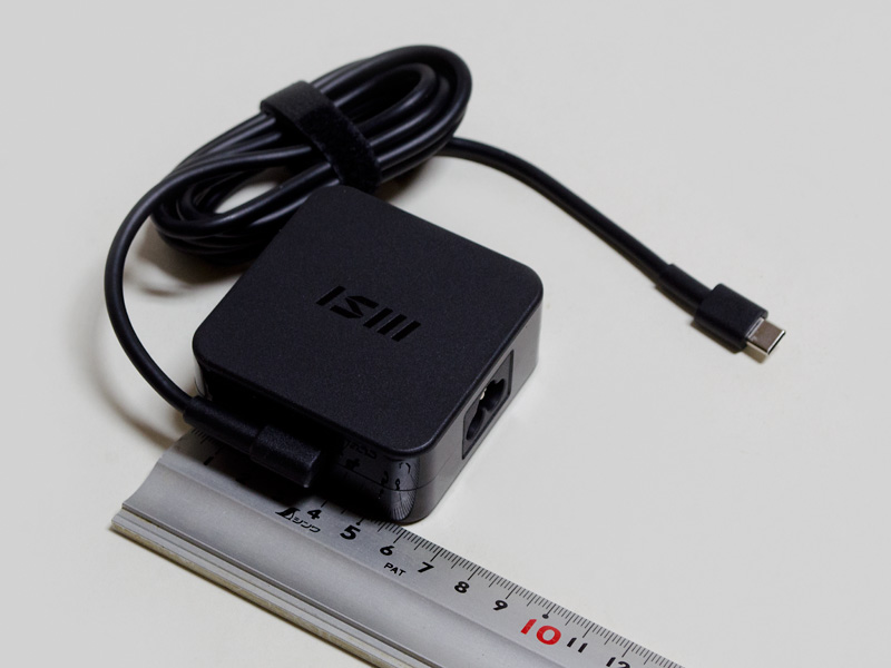 付属のACアダプタのサイズ約65×65×28mm(幅×奥行き×高さ)、重量216g。出力20V/3.25A、15V/3A、6V/3A、5V/3A