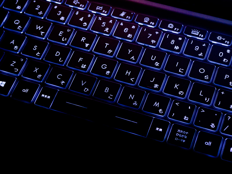 キーボードバックライト。オフ+3段階。白いキートップなので、明るい場所でオンにすると刻印が見にくくなる