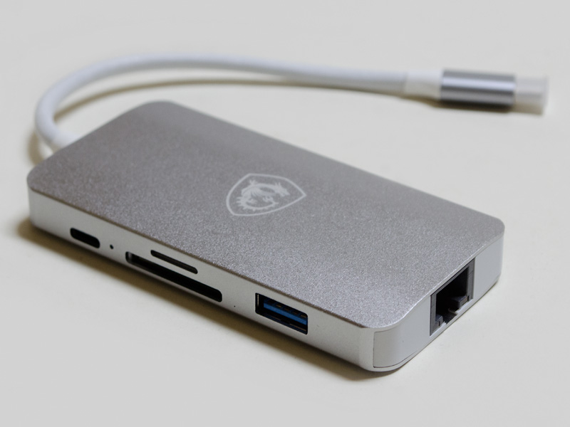 付属のドックのサイズ約95×48×10mm(同)、重量65gとコンパクト