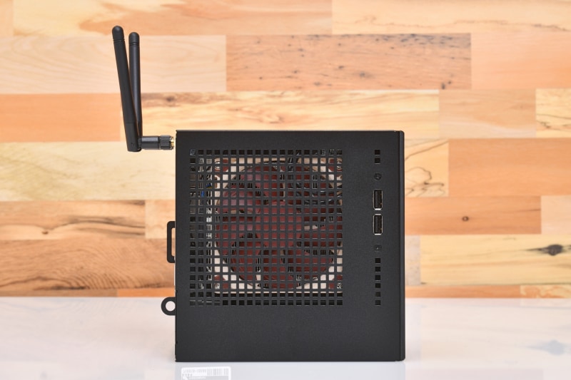 本体左側面にはUSB 2.0×2のみを装備。アクセスしやすい場所なのでキーボードやマウスのドングル、USBメモリなどを装着するさいに重宝する