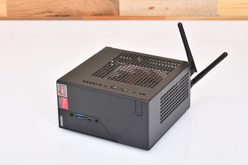 同梱する2本のアンテナを背面端子に接続すれば、Wi-Fi 6対応の無線LANとBluetooth機能が利用可能となる