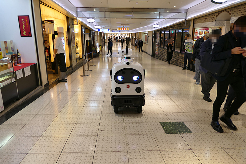 新宿サブナード内を自律走行する様子