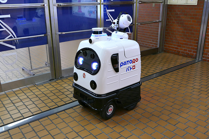 消毒液を手すりに散布するデモ