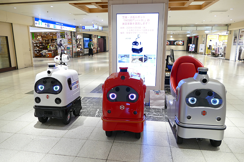 ZMPの低速域走行ロボットシリーズ。左はパトロ、中央は宅配用、右は乗車用