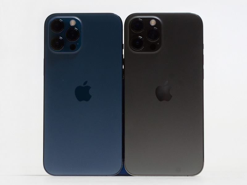 背面(パシフィックブルー、グラファイト)。左が貸出機のパシフィックブルー(512GB)、右が筆者所有のグラファイト(128GB)