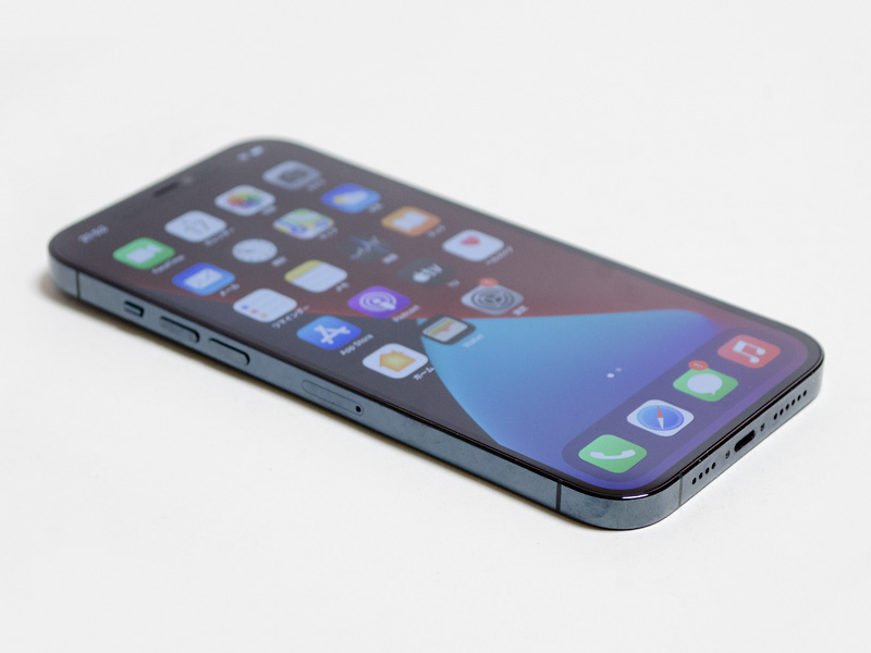 左側面に消音ボタン、音量±、SIMカードスロット。下側面にスピーカーとLightningコネクタ