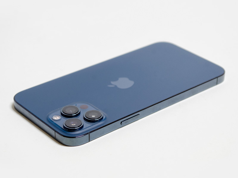 右側面に電源ボタン。上側面は何もない