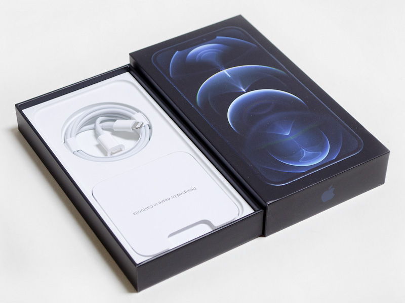 パッケージと付属品(ケーブル)。イヤフォンとACアダプタがなくなり、ケーブルのみとなったので、パッケージが薄くなっている