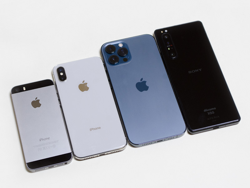 iPhone 5s、X、12 Pro Max、番外編でXperia 1 IIとの比較。12 Pro Maxは大きいと言われているが、じつはXperia 1 IIの方が少し長い