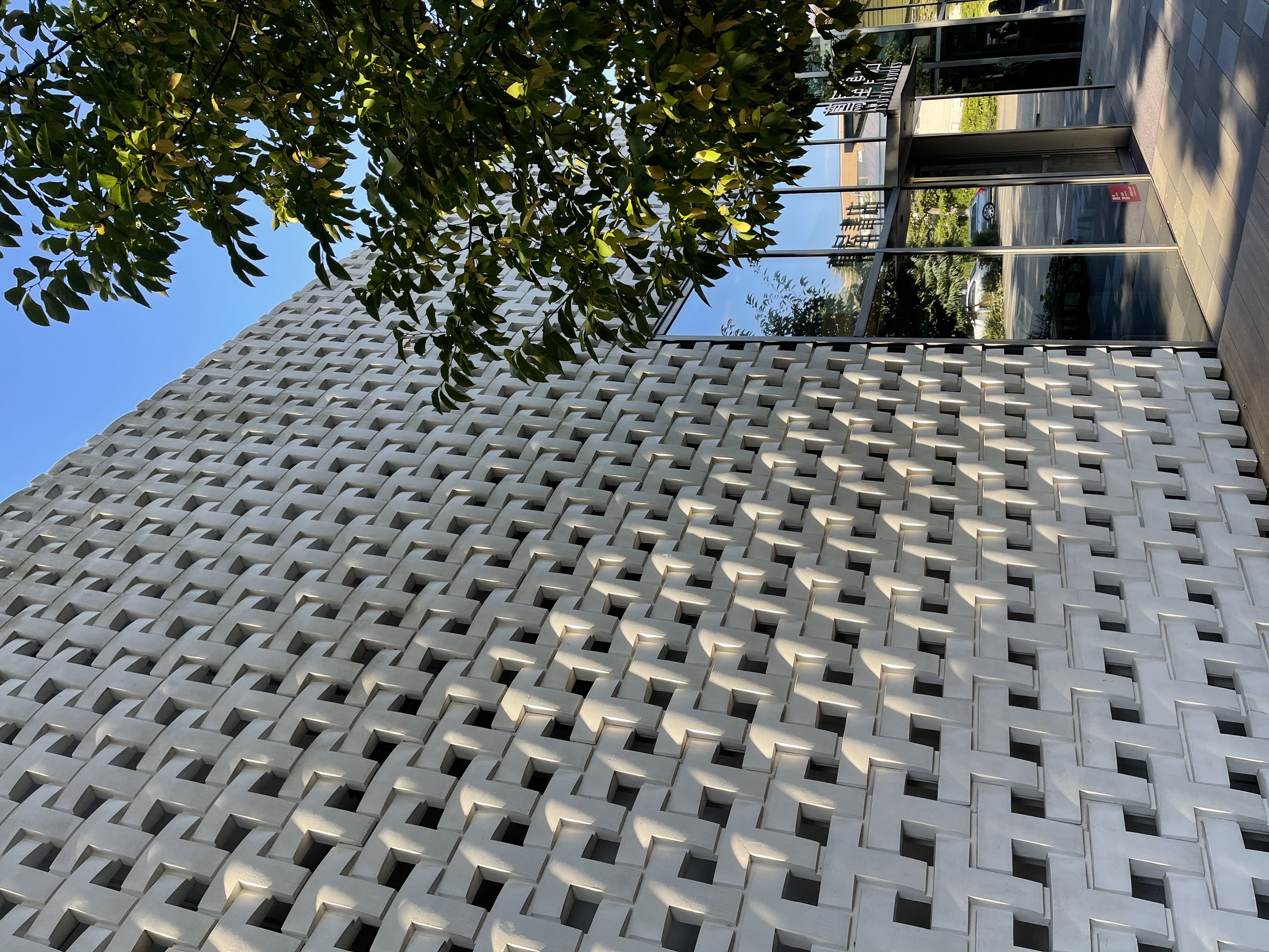 Leather Walletを装着時。磁石でピタっと本体に張り付く。軽い感じでは外れないので、気がついたらどこかへ落としたということもなさそうだ