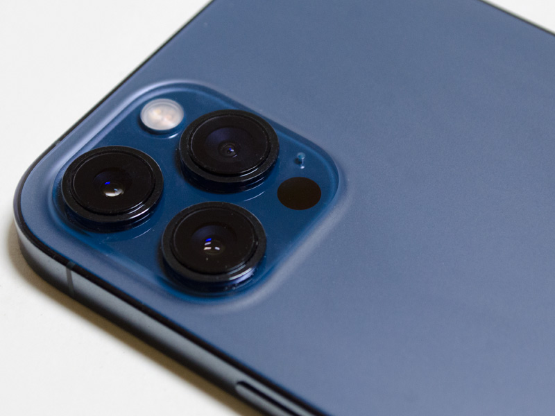 カメラ。左が望遠、右が広角、真ん中が超広角、右奥の黒いのがLiDAR