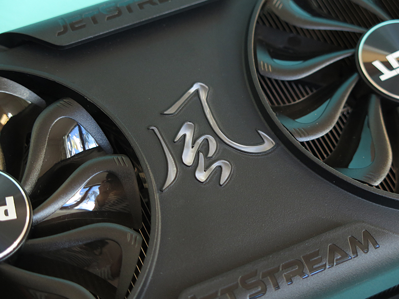 ヒートシンクカバー中央の「風」の漢字ロゴ