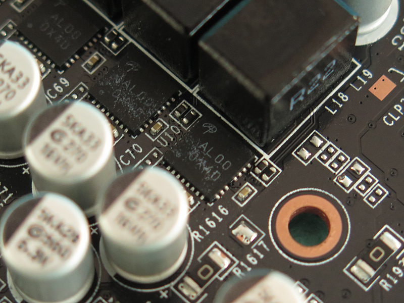 電源フェーズにはAlpha & Omega Semiconductor製のDriverMOSFETが採用されている