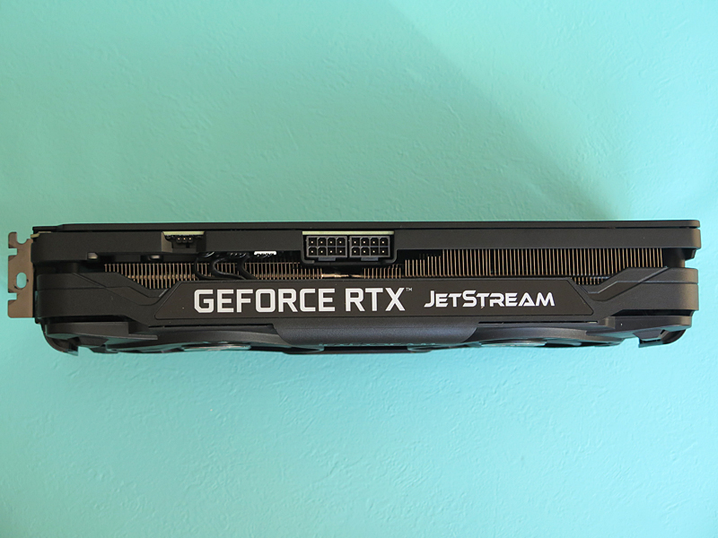 本体側面。PCI Express 8ピン補助電源×2と、ARGB同期用ピンヘッダを備える