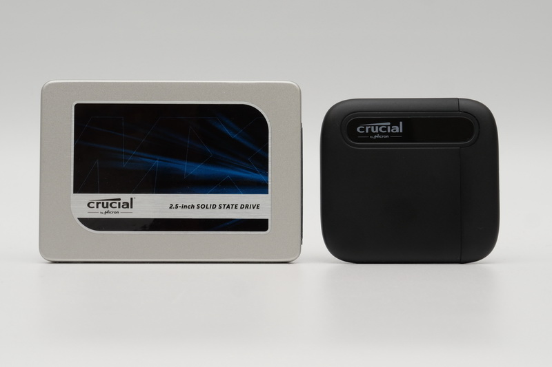 容量は最大2TBながら、フットプリントは69×64×11mm(幅×奥行き×高さ)とかなり小さい。2.5インチSSDと比べると、その小ささがよくわかる