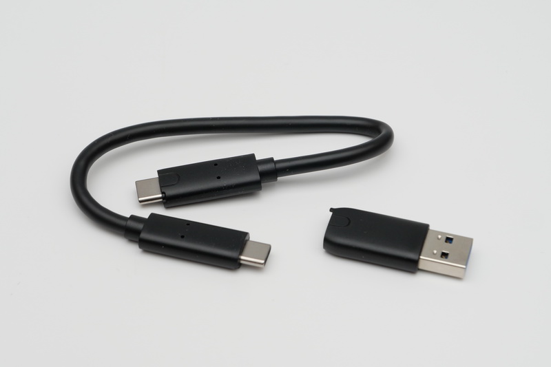従来モデル同様、USB Type-A変換アダプタが付属するUSB Type-Cケーブルを同梱