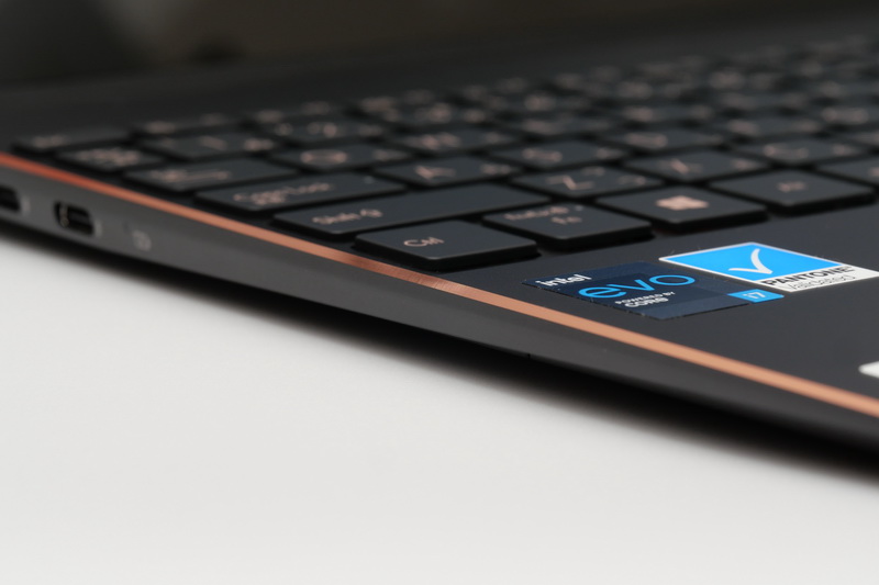 天板やキーボード面の側面角はダイヤモンドカット加工され、ゴールドに塗装。デザインのいいアクセントとなっている