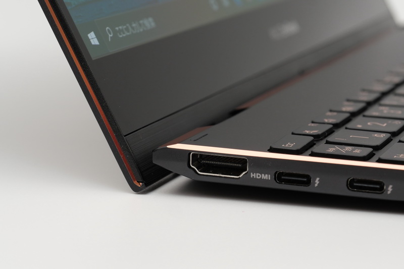 ディスプレイを開くと、ディスプレイ下部が本体後方をリフトアップ。キーボード面に角度をつけるとともに、底面に空間が確保され冷却性能も高まる