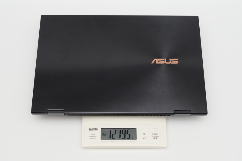 重量は実測で1,219.5gと、13.3型モバイルPCとしてはやや重い印象だ