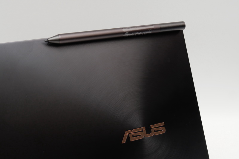 ASUS Penは、天板上部にマグネットで装着できる
