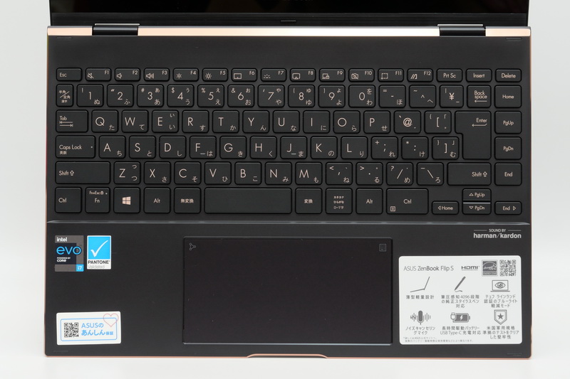 キーボードは日本語配列で、本体左右側面ギリギリまでキーを配置することで均一なキーピッチを実現